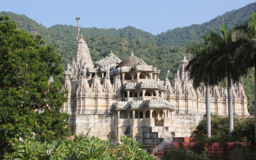 Chaumukha_Jain_temple_at_Ranakpur_in_Aravalli_range_near_Udaipur_Rajasthan_India.jpg
